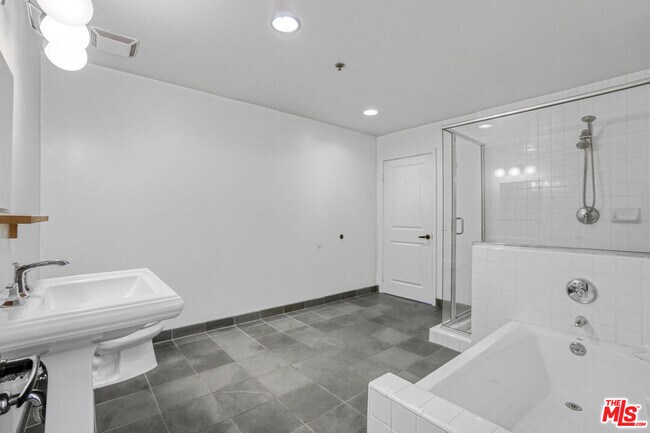 Building Photo - 215 S Santa Fe Ave