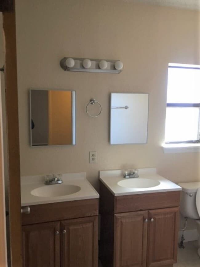 Building Photo - 2 br, 1 bath House - 433 W Second St #1 (884)