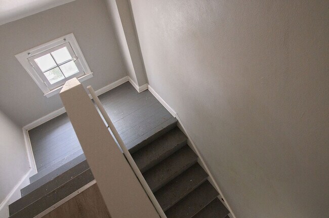 Building Photo - 331 Sandhurst Dr