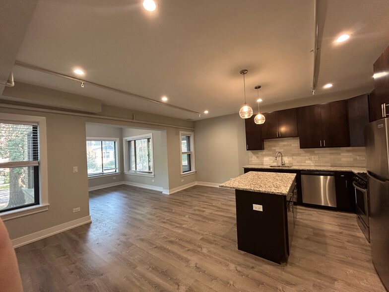 Building Photo - 1000 Crain St