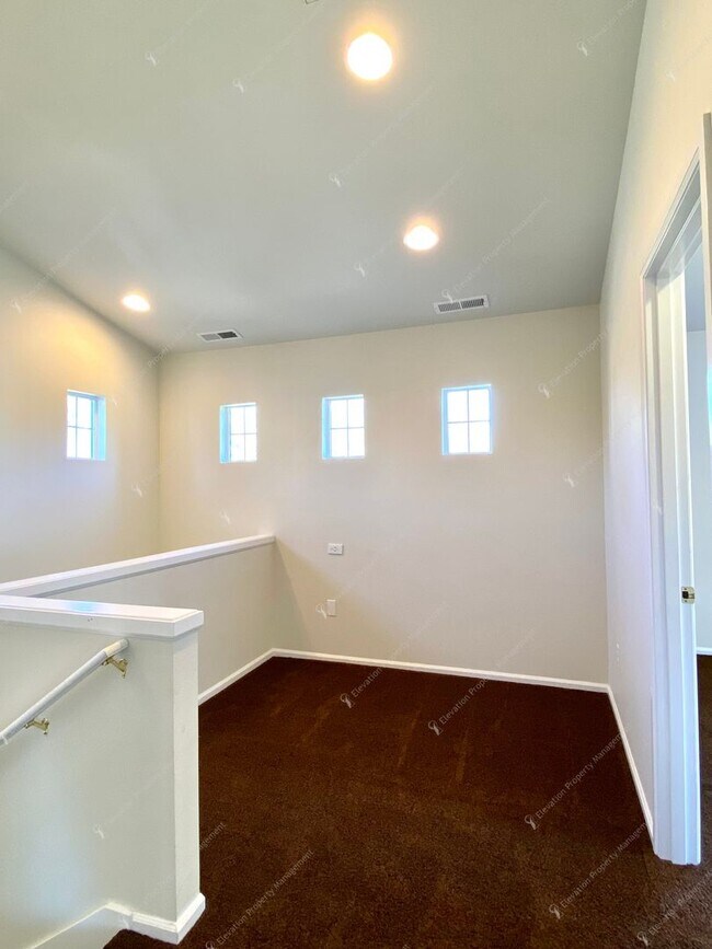 Building Photo - Charming and unique 2 BR in an upscale west Bend neighborhood