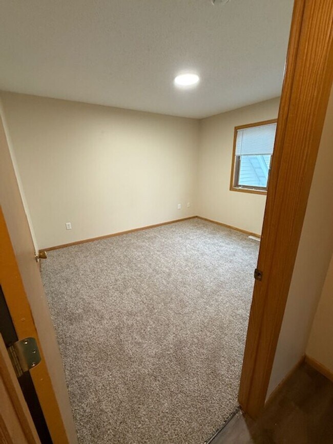 Building Photo - Large 5 bedroom home with updates in quiet neighborhood