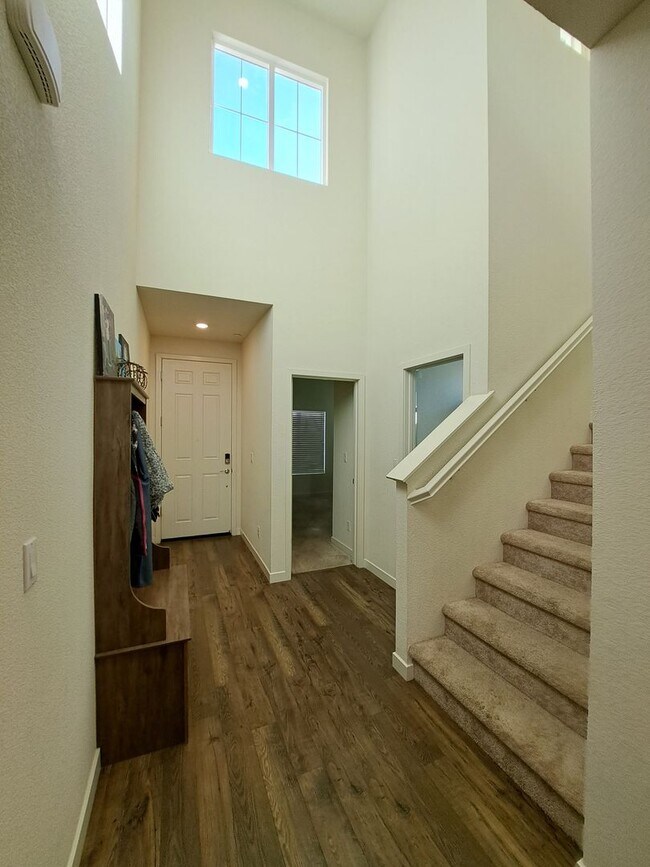 Building Photo - 1160 Yale Dr