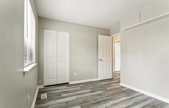 Building Photo - Remodeled Townhouse Ready for A New Tenant