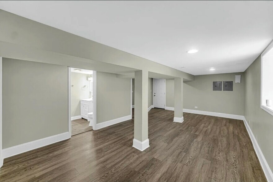 Building Photo - 5626 S Wells St