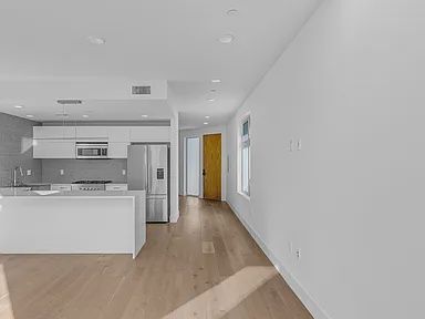 Building Photo - 2000 Beachwood Dr