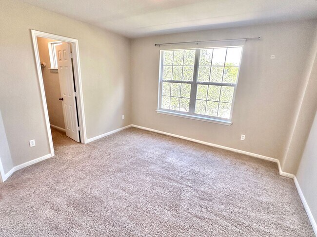 Building Photo - Stunning 4-Bedroom Home in the Desirable S...