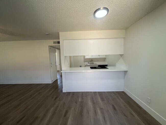 Building Photo - Downstairs Unit Move in Ready!