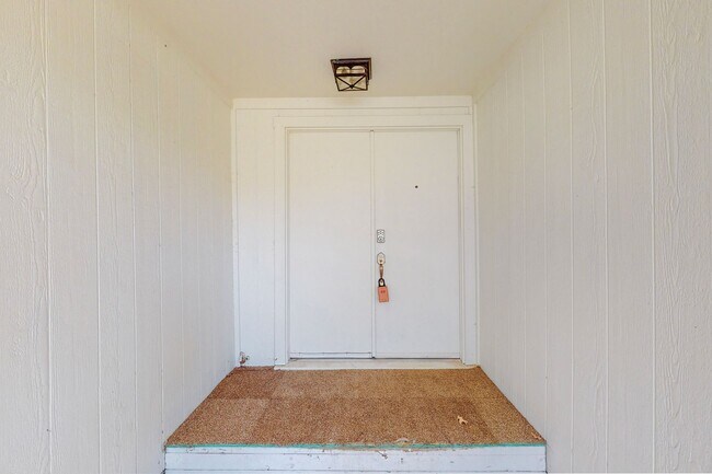 Building Photo - Available June 1st! 3 Bedroom 2 Bath East ...