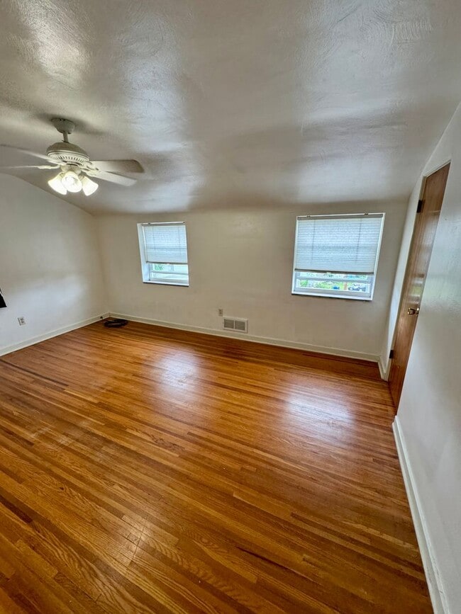 Building Photo - Charming 2 Bed 1 Bath in Beechview!