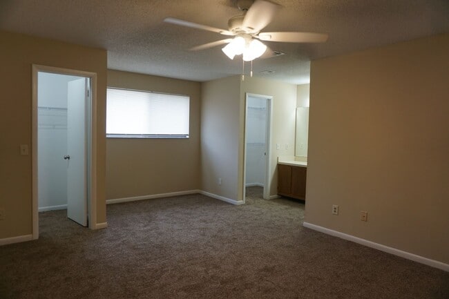 Building Photo - 2 Bedroom End Unit Townhome Near NAS