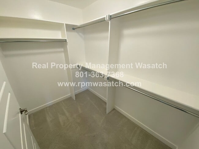 Building Photo - Beautiful 3 Bed, 4 Bath Townhome with 2-ca...