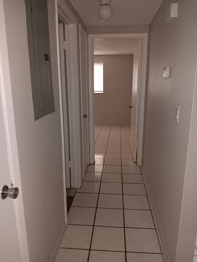 Building Photo - 2/1 Apartment in New Port Richey