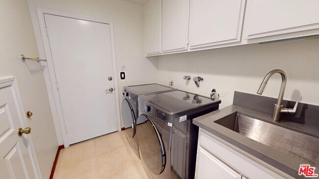 Building Photo - 7814 Woodhall Ave