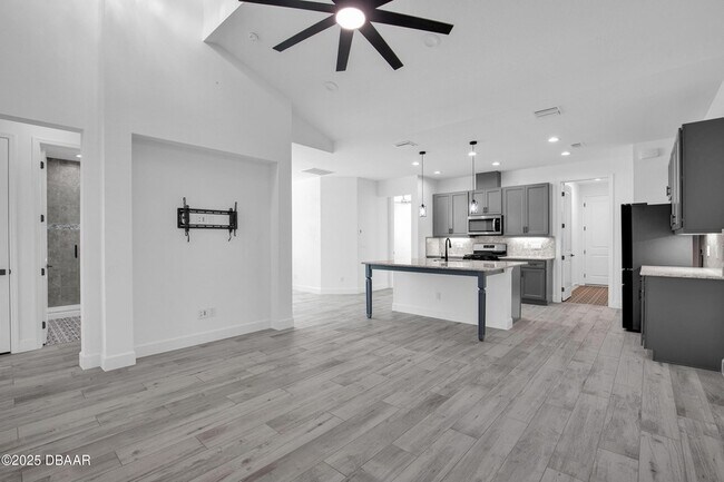 Building Photo - 207 Hang Loose Wy