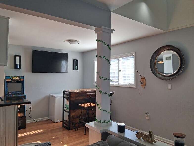 Building Photo - 423 W 8th St