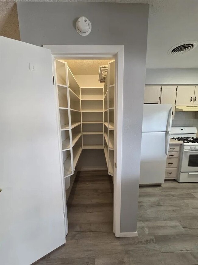 Building Photo - Very well maintained home