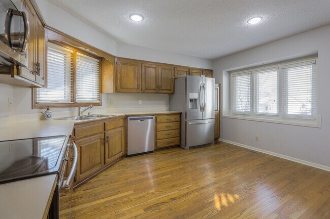 Building Photo - {11409} Updated Duplex in Fantastic Location + Two Car Garage + Main Level Master + Covered Deck