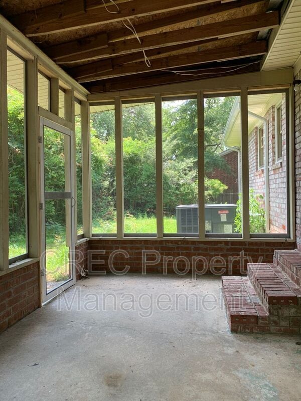 Building Photo - 205 Pinewood Dr