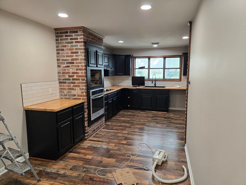 Building Photo - 115 Sandager Ave