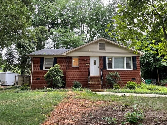 Front - 4426 Holbrook Dr