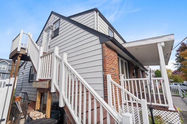 Building Photo - 689 2nd St