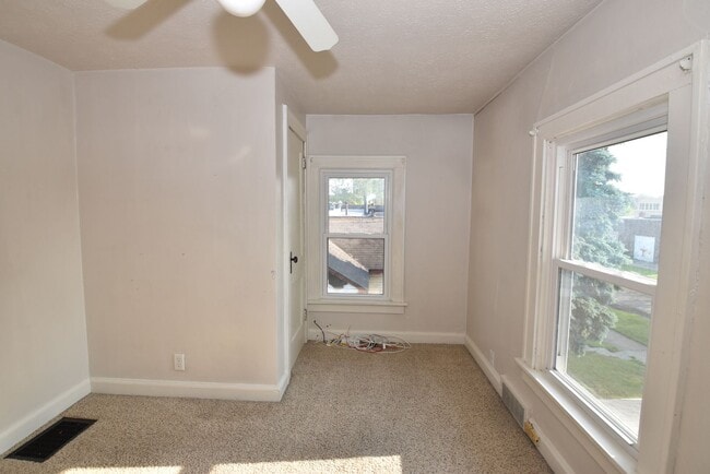 Building Photo - 3 bedroom 1.5 bath home next to IUSB.