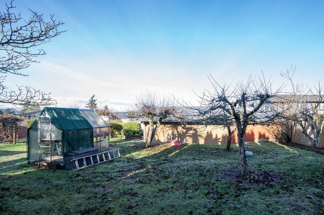 Building Photo - Fully Furnished Bungalow with Studio Living and Scenic Views in Tacoma!