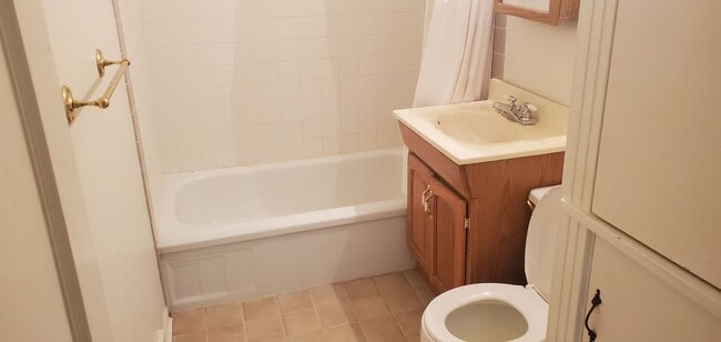 Building Photo - 2 bd, 2 ba house in old SW Columbia, fence...