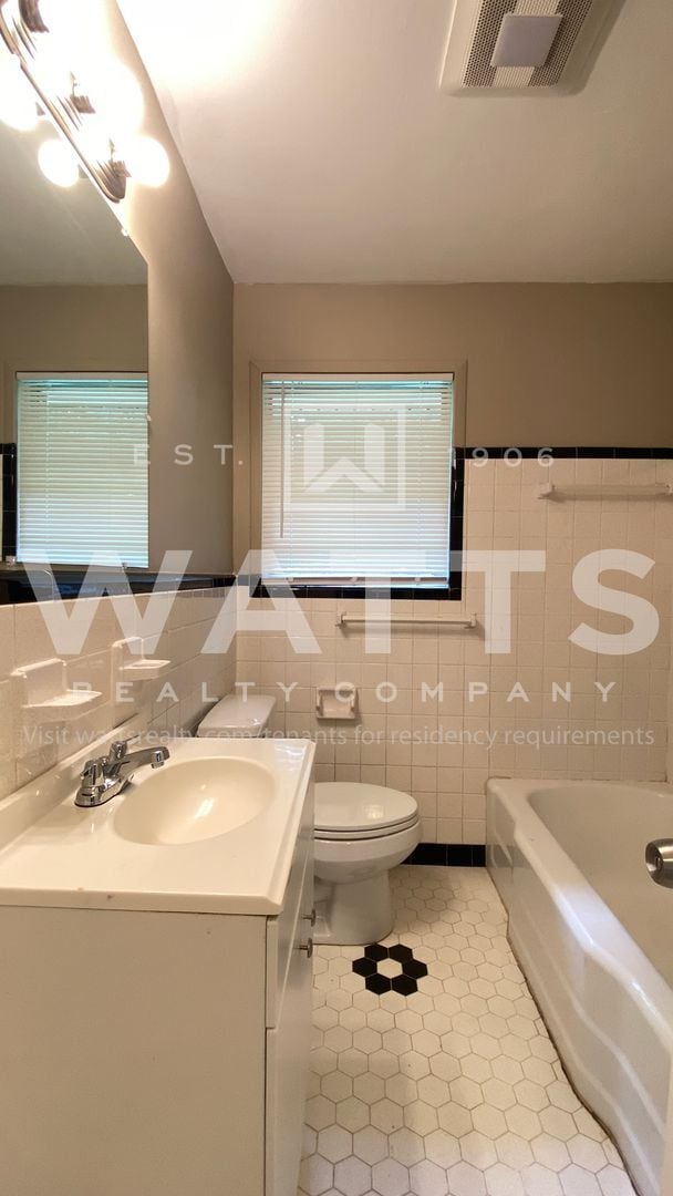 Building Photo - Comfortable 3 Bedroom/1 Bath Home in Fores...