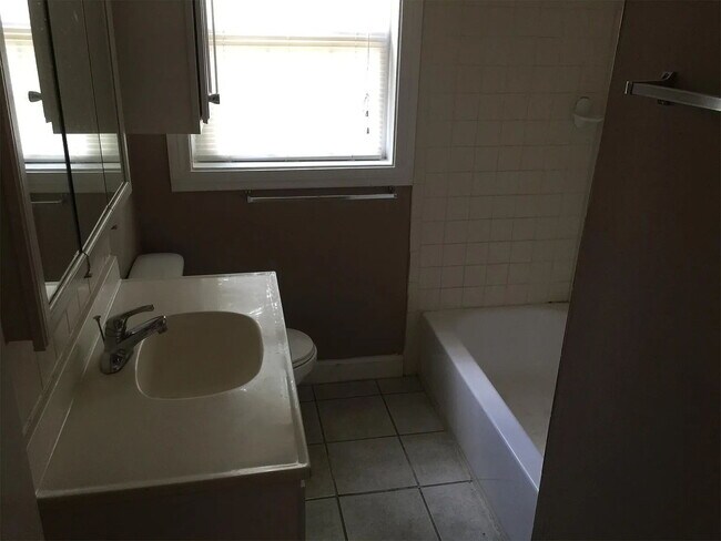 Building Photo - Cute 2 bedroom, 1 bath near Harvard & Admiral