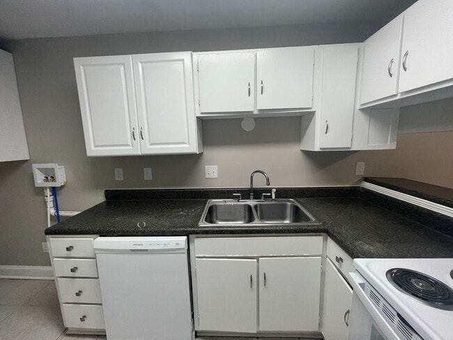 Building Photo - Welcome to this charming 1-bedroom, 1-bathroom Apartment, located in the vibrant city of Charlott...