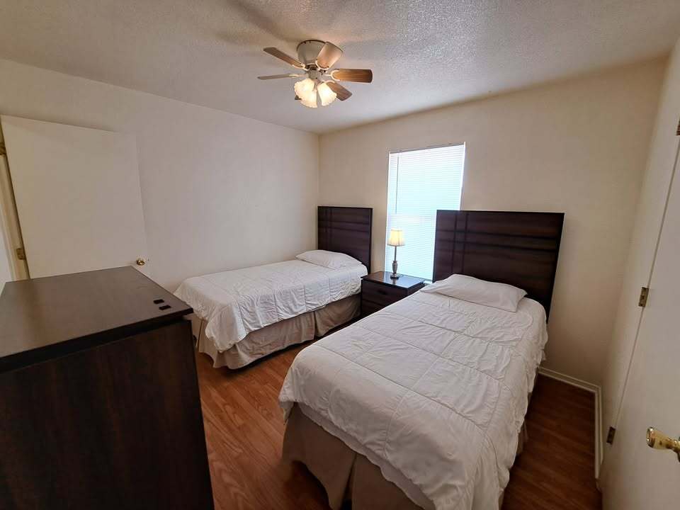 Building Photo - 1112 Leslie Cir