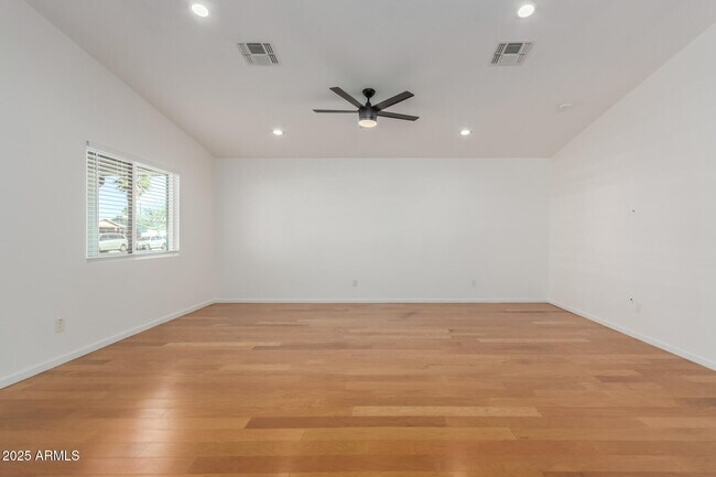 Building Photo - 1129 E McKinley St