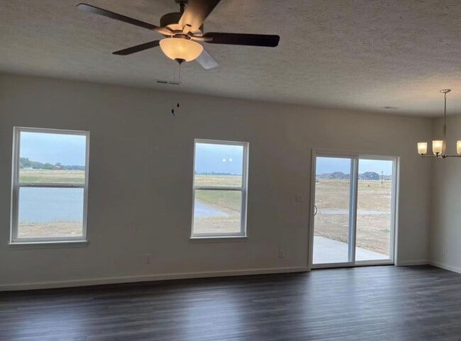 Building Photo - East Side - Newer Ranch Style House