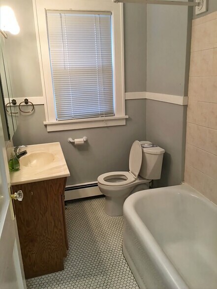 Building Photo - 2080 Roblyn Ave