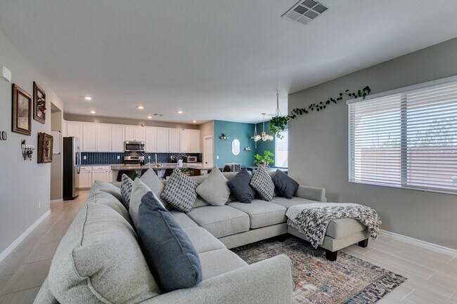 Building Photo - Gated, 4bed + loft with Bedroom and Full bathroom downstairs. Skye Canyon