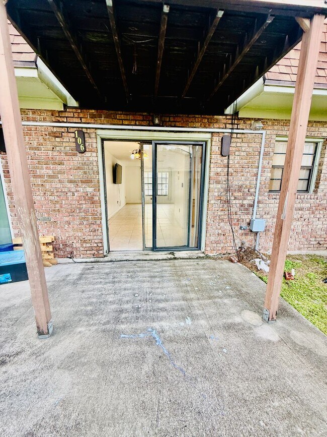 Building Photo - 2 Bed, 2.5 Bath Townhome