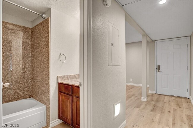 Building Photo - 5240 Indian River Dr