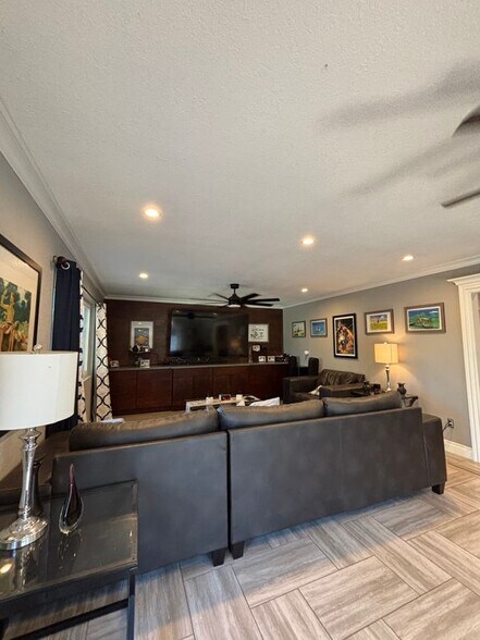 Building Photo - 17010 Via Los Caballeros