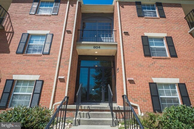 Building Photo - 804 College Ln