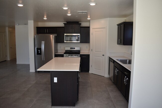 Building Photo - 698 Jessie Dr