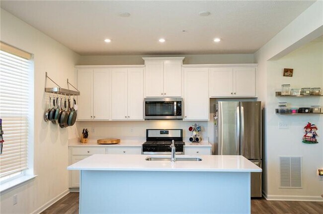 Building Photo - 108 Sweetwater Dr