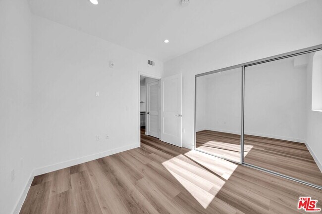Building Photo - 667 Wilton Pl