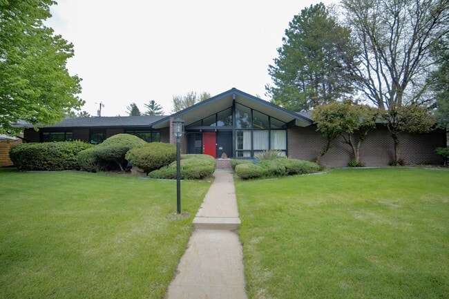 Building Photo - 5757 E 1st Ave