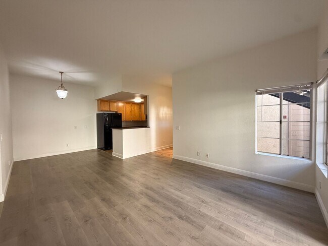 Building Photo - Spacious 3BR/2BA Condo with Balcony in Lem...