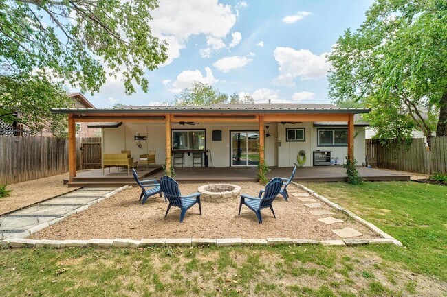 Building Photo - 7404 Lunar Dr