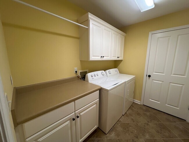 Building Photo - 3110 Alumni Ln