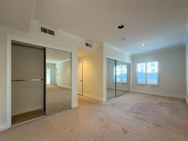 Building Photo - Spacious 3BR Condo with Luxury Finishes in Brentwood!