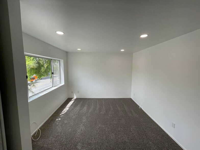 Building Photo - 14850 Hesby St